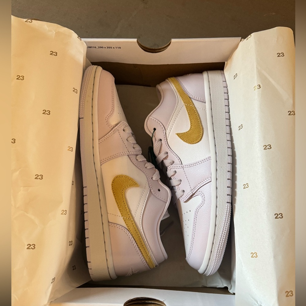 "Barely Grape/ Lemon Wash" womens Jordan 1 low size 8 ... NWT ..